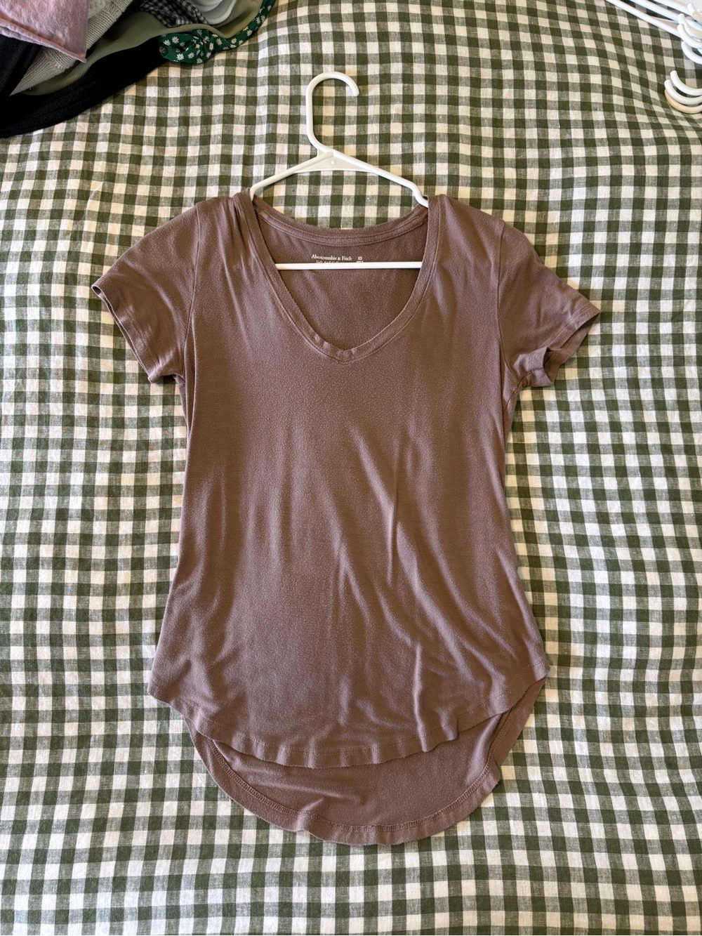 Abercrombie & Fitch Women's Mauve V-Neck Short Sleeve Tee